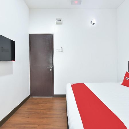Oyo 90869 Hotel Madeena Inn Sepang Dış mekan fotoğraf