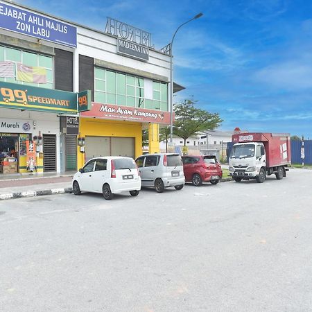 Oyo 90869 Hotel Madeena Inn Sepang Dış mekan fotoğraf