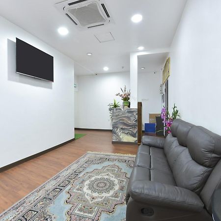 Oyo 90869 Hotel Madeena Inn Sepang Dış mekan fotoğraf