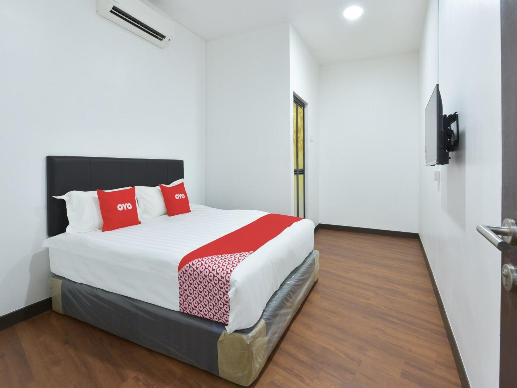 Oyo 90869 Hotel Madeena Inn Sepang Dış mekan fotoğraf