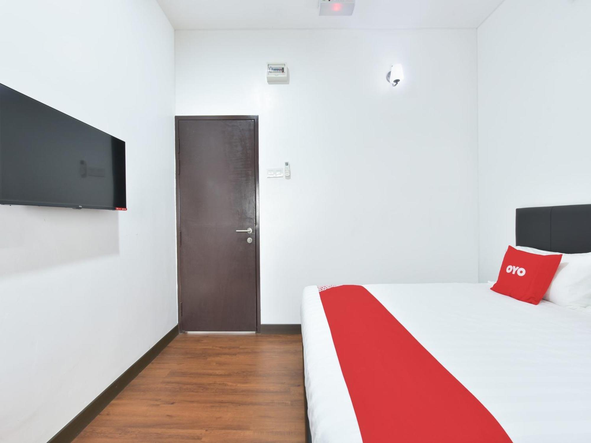 Oyo 90869 Hotel Madeena Inn Sepang Dış mekan fotoğraf