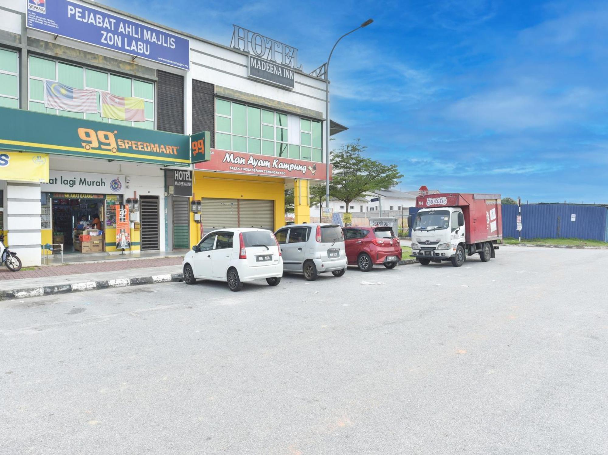 Oyo 90869 Hotel Madeena Inn Sepang Dış mekan fotoğraf