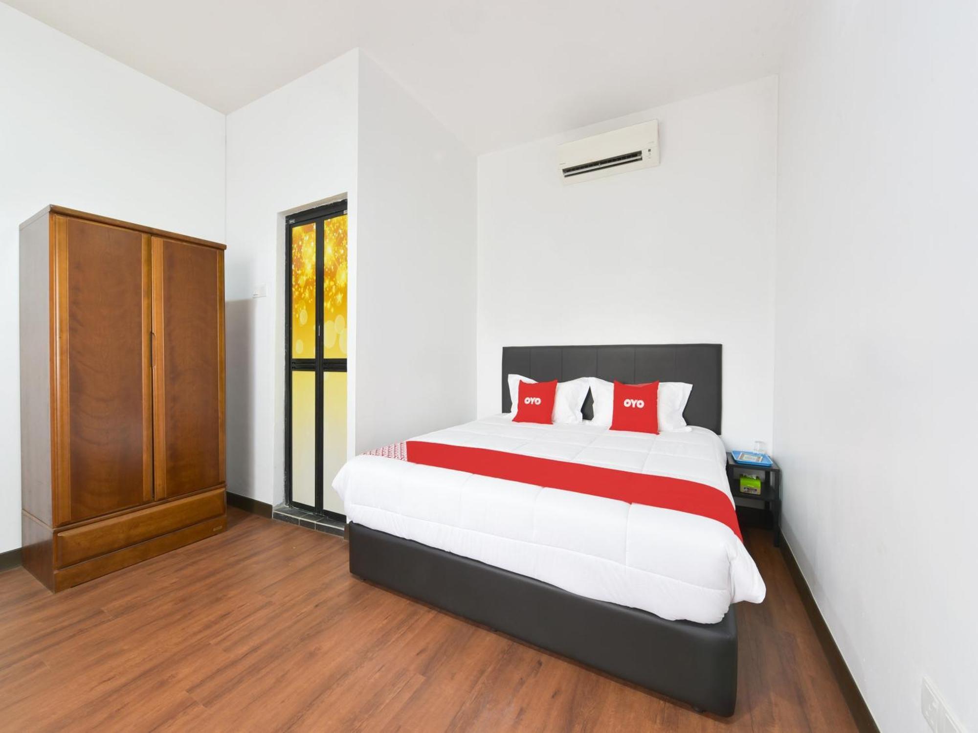 Oyo 90869 Hotel Madeena Inn Sepang Dış mekan fotoğraf