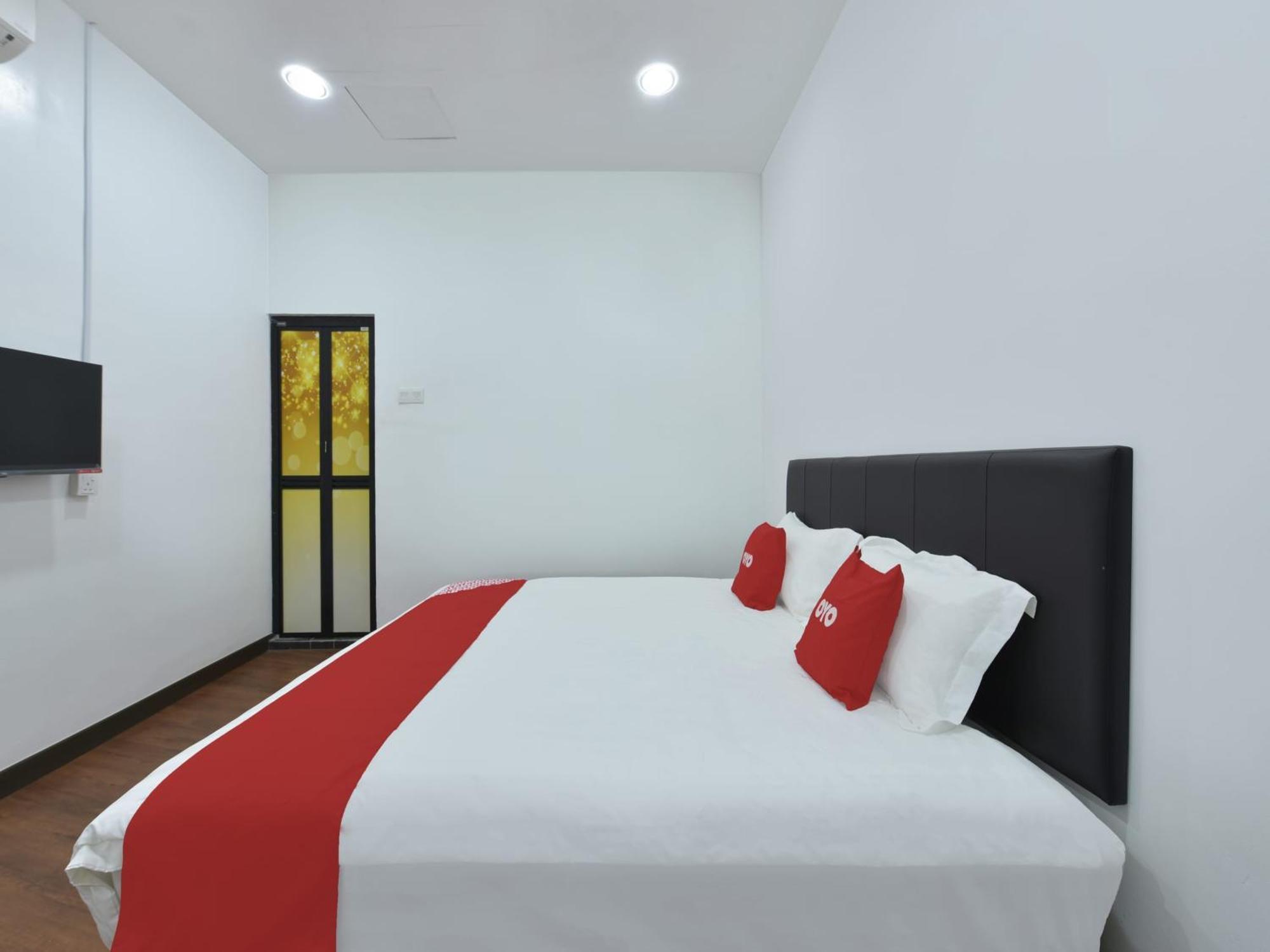 Oyo 90869 Hotel Madeena Inn Sepang Dış mekan fotoğraf