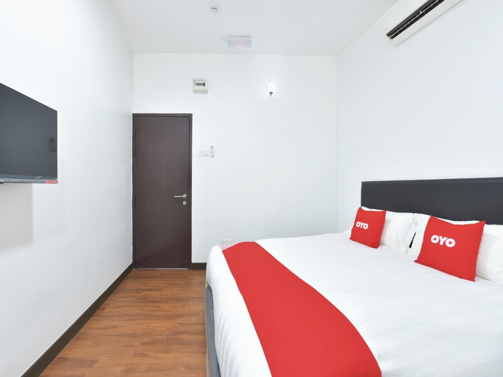 Oyo 90869 Hotel Madeena Inn Sepang Dış mekan fotoğraf