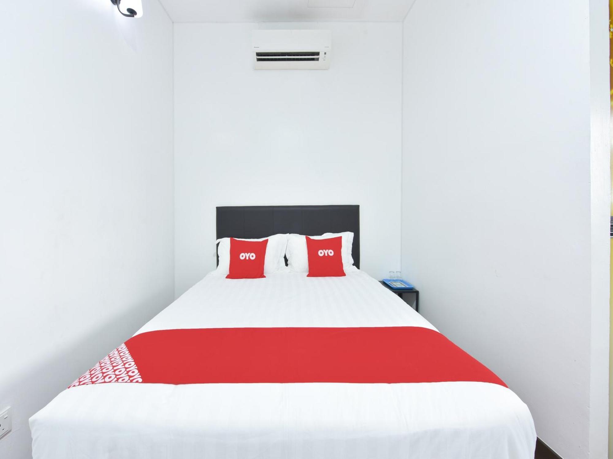 Oyo 90869 Hotel Madeena Inn Sepang Dış mekan fotoğraf