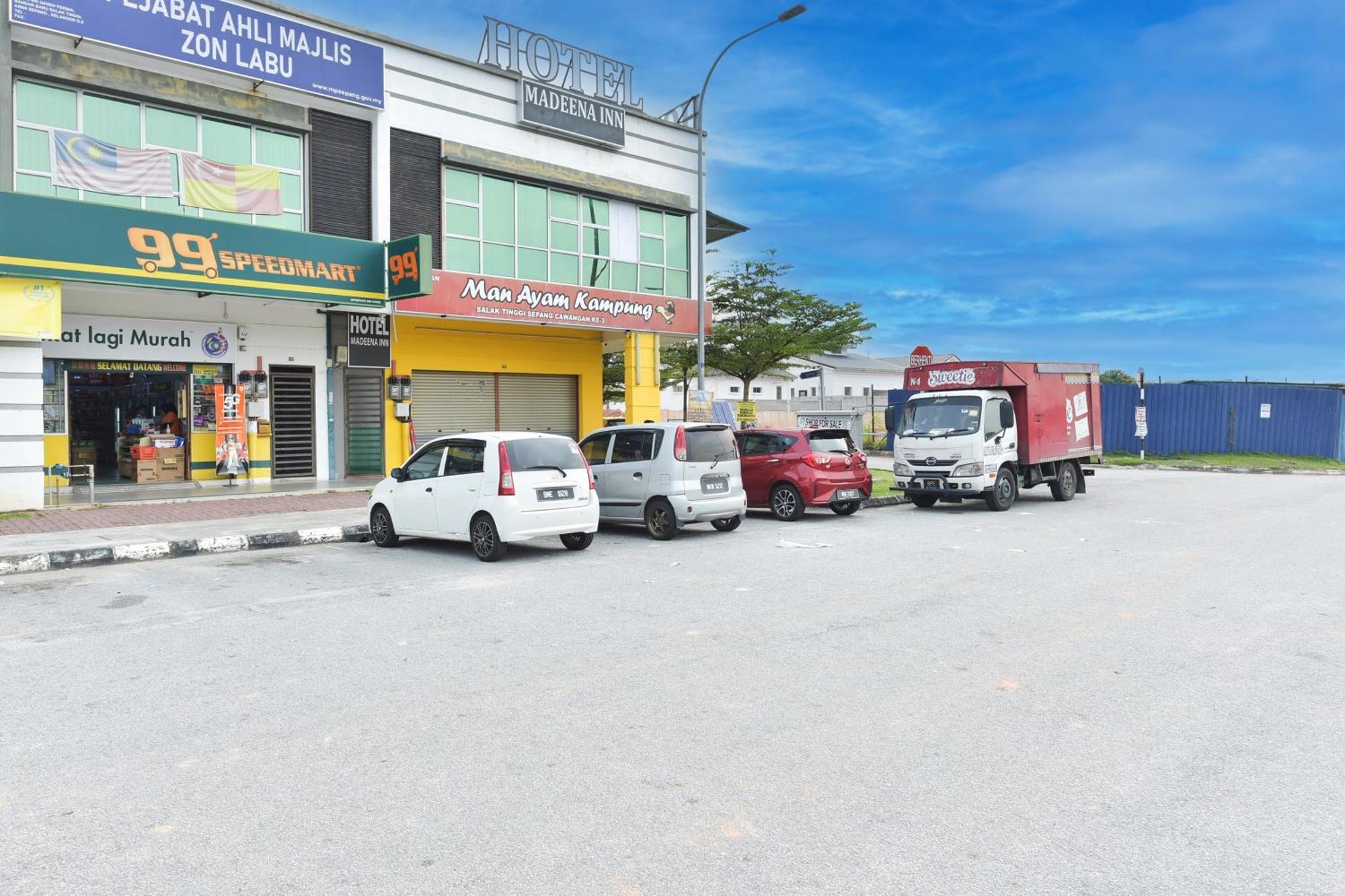 Oyo 90869 Hotel Madeena Inn Sepang Dış mekan fotoğraf